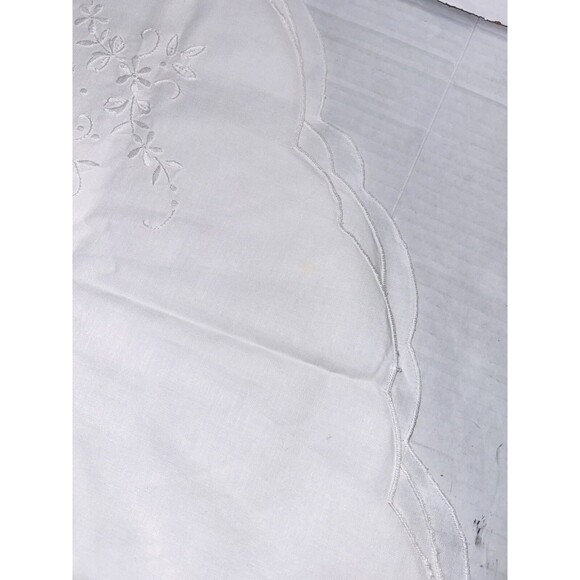 Vintage tablecloth Scalloped edge  60 X 60 white cotton - Picture 7 of 16